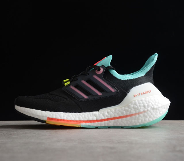 adidas ultra boost 2020系列正式曝光 新一代的ulrtra boost 22在中底的部分添加了更多的boost材质面积 除了部分标志性的