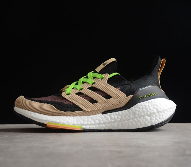 adidas ultra boost 2020系列正式曝光 新一代的ulrtra boost 22在中底的部分添加了更多的boost材质面积 除了部分标志性的