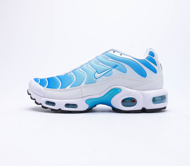 NIKE 耐克 Air Max Plus 气垫缓震跑步鞋 作为 Nike 旗下经典的跑鞋之一 Air Max Plus 近年随着复古鞋款大热重新成为众多潮人的