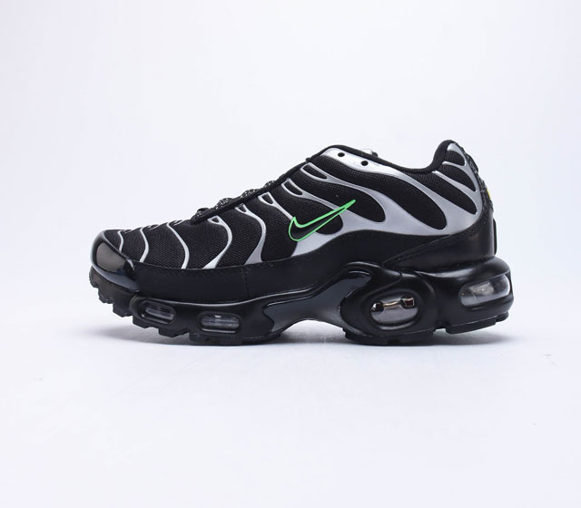 NIKE 耐克 Air Max Plus 气垫缓震跑步鞋 作为 Nike 旗下经典的跑鞋之一 Air Max Plus 近年随着复古鞋款大热重新成为众多潮人的