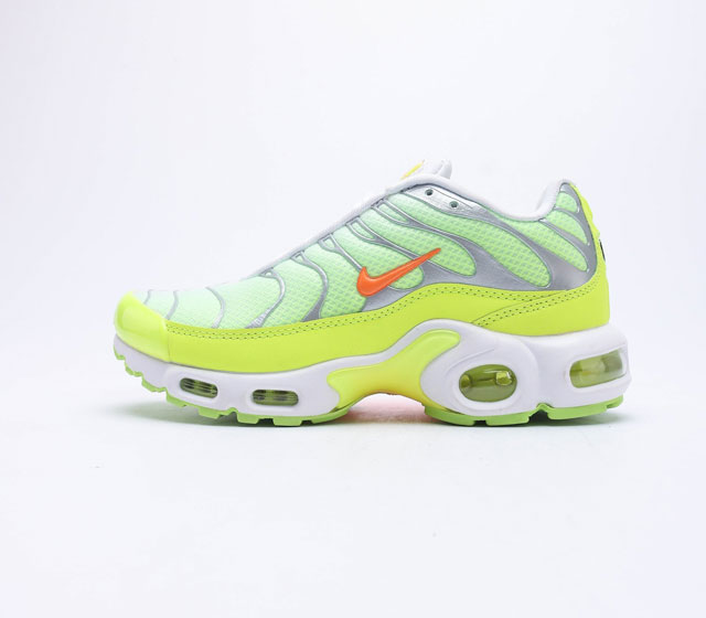 NIKE 耐克 Air Max Plus 气垫缓震跑步鞋 作为 Nike 旗下经典的跑鞋之一 Air Max Plus 近年随着复古鞋款大热重新成为众多潮人的