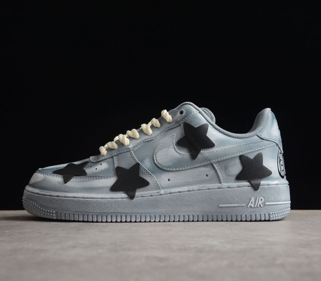 神级客制 NK Air Force 1 Low 空军一号低帮休闲板鞋 克罗心联名定制星星扎染配色 该鞋款整体以纯白空军作为基鞋纯手工定制改造 融入克罗心文化元素