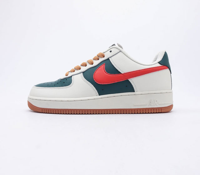 Nike Air Force 1 07空军一号经典篮球鞋休闲运动鞋 穿上 Air Force 1 07 运动鞋革新经典篮球鞋 助你踢踩跳跺 滑步旋转 自信起舞