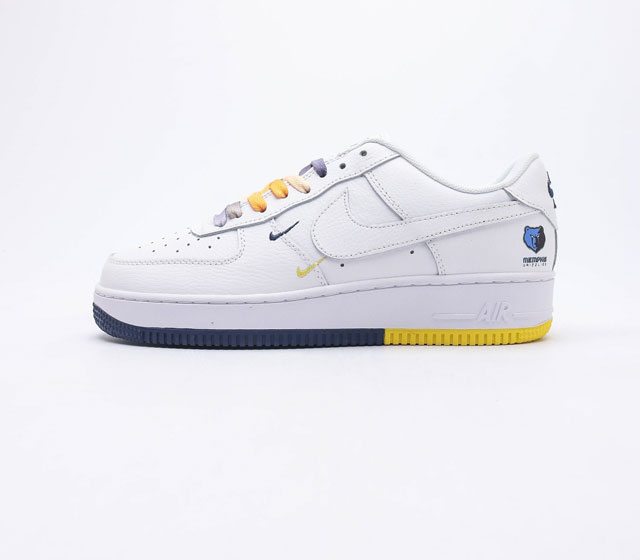 Nike Air Force 1 07空军一号经典篮球鞋休闲运动鞋 穿上 Air Force 1 07 运动鞋革新经典篮球鞋 助你踢踩跳跺 滑步旋转 自信起舞