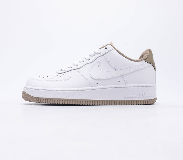 头层皮Nike Air Force 1 07空军一号经典篮球鞋休闲运动鞋 穿上 Air Force 1 07 运动鞋革新经典篮球鞋 助你踢踩跳跺 滑步旋转 自