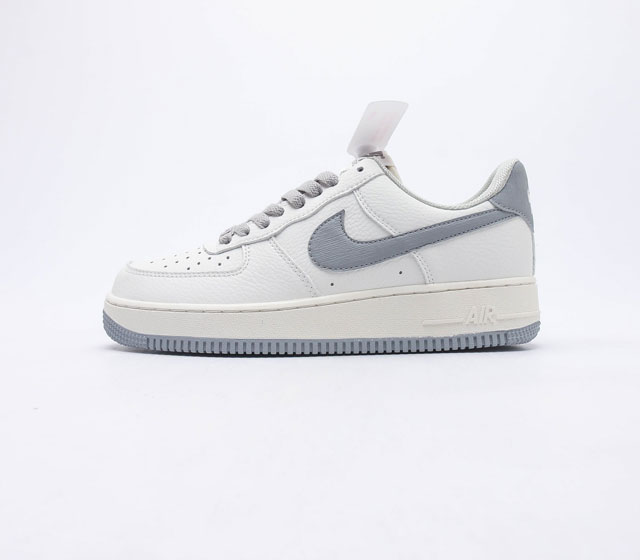 耐克 Nike Air Force 1 07 空军一号低帮百搭休闲运动板鞋 柔软 弹性十足的缓震性能和出色的中底设计 横跨复古与现代的外型结合 造就出风靡全球