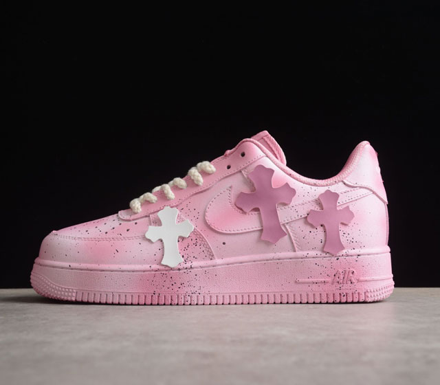 Chromehearts x Nk Air Force 1 07 Low 克罗心联名定制 空军一号低帮休闲板鞋 DD8959-100 该鞋款整体以纯白空军作为