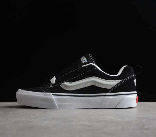 VANS x Imran Potato 联名款肥胖版大Logo黑白休闲帆布鞋货号 VN0A7Q5JB3P 鞋款以经典黑白色为主打色 鞋后跟 Vans Logo