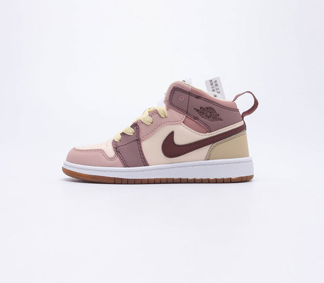 耐克 儿童运动鞋 NIKE AIR JORDAN 1 MID AJ1乔1 童鞋 复古休闲男女童篮球鞋 高帮设计 提高了与足部的贴合度 高帮的设计给人帅气的印象