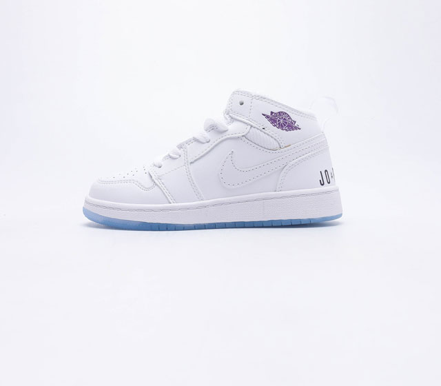 耐克 童鞋 NIKE AIR JORDAN 1 MID AJ1乔1 儿童运动鞋复古休闲篮球鞋 高帮设计 提高了与足部的贴合度 高帮的设计给人帅气的印象 鞋底的