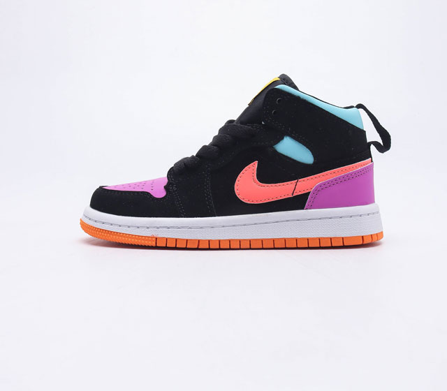 耐克 儿童运动鞋 NIKE AIR JORDAN 1 MID AJ1乔1 童鞋 复古休闲男女童篮球鞋 高帮设计 提高了与足部的贴合度 高帮的设计给人帅气的印象