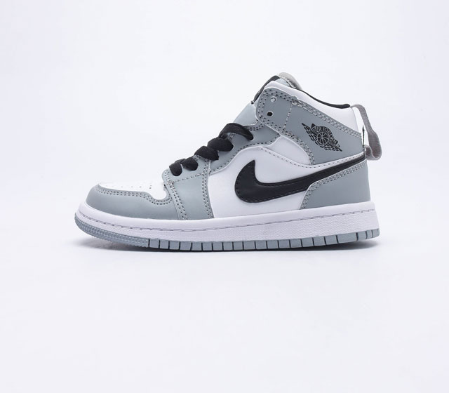 耐克 儿童运动鞋 NIKE AIR JORDAN 1 MID AJ1乔1 童鞋 复古休闲男女童篮球鞋 高帮设计 提高了与足部的贴合度 高帮的设计给人帅气的印象