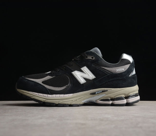 新百伦 New Balance 2002 复古休闲跑步鞋 3M反光 最新2002R系列 鞋款延续了经典科技 升级版N-ERGY缓震物料机能与材质上脚太舒适了