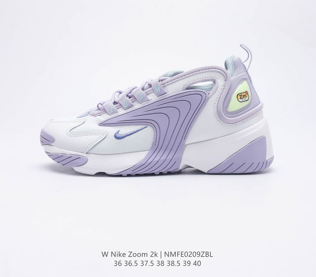 公司级 耐克 Nike Zoom 2K 复古跑鞋复古百搭老爹慢跑鞋厚底增高女鞋 包子鞋的外形设计颇具复古气质 整体由皮革与网布混合打造 并在鞋身中部覆盖巨大的