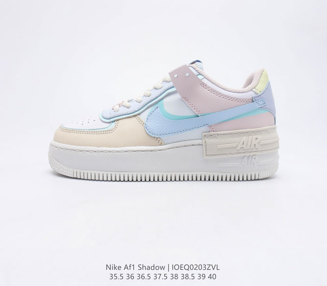 耐克女士运动鞋 Nike AF1 Shadow 空军一号 双钩轻量增高低帮板鞋拼接解构主义设计休闲运动滑板鞋 此款运动鞋为经典篮球鞋款设计增添趣味 凸显俏皮风