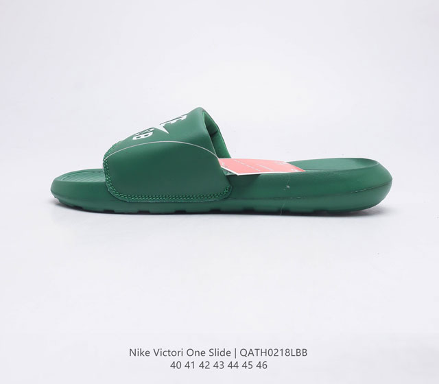 耐克 Nike VICTORI ONE SLIDE 耐克 夏季时尚舒适 高品质 一字拖鞋沙滩鞋拖鞋 采用全新柔软泡棉 响应灵敏 轻盈非凡 打造休闲舒适的穿着体验