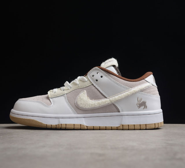 Nike Dunk Low 经典复古休闲板鞋 定制版 官方货号 DD3363-003 选用经典的Dunk 鞋型 以免子饼干为创作灵感 对鞋款改色 配色使用粉色