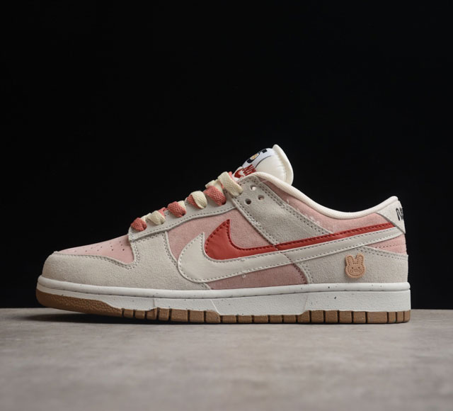 性价版 Nike Dunk Low SE 85 经典复古休闲板鞋女款双钩 定制版 官方货号 DO9457-100 选用经典的Dunk 鞋型 以免子饼干为创作灵