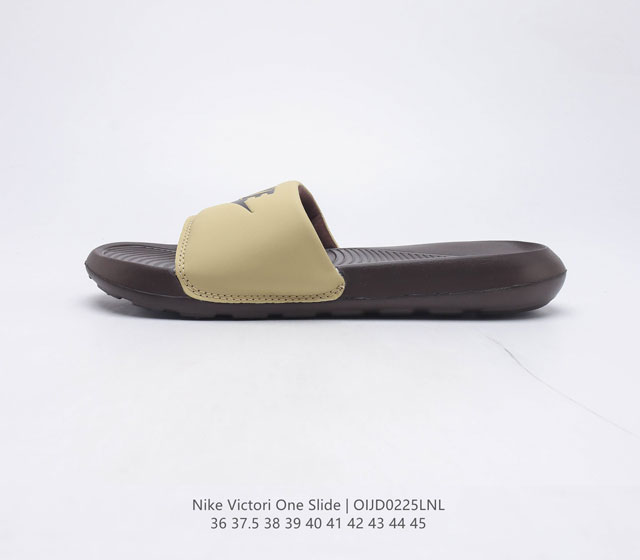 耐克 Nike VICTORI ONE SLIDE 耐克 夏季时尚舒适 高品质 一字拖鞋沙滩鞋拖鞋 采用全新柔软泡棉 响应灵敏 轻盈非凡 打造休闲舒适的穿着体验