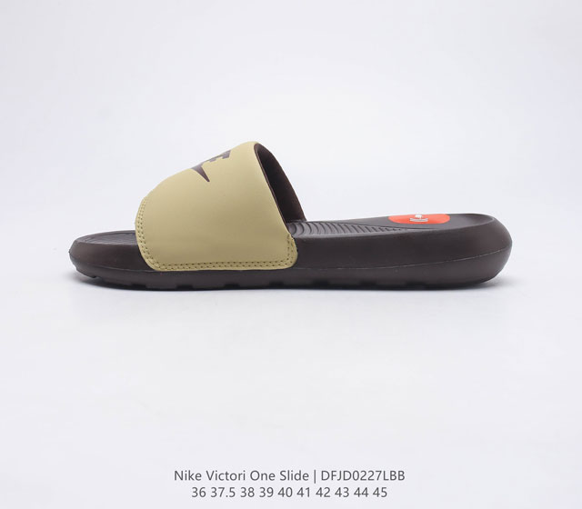 耐克 Nike VICTORI ONE SLIDE 耐克 夏季时尚舒适 高品质 一字拖鞋沙滩鞋拖鞋 采用全新柔软泡棉 响应灵敏 轻盈非凡 打造休闲舒适的穿着体验