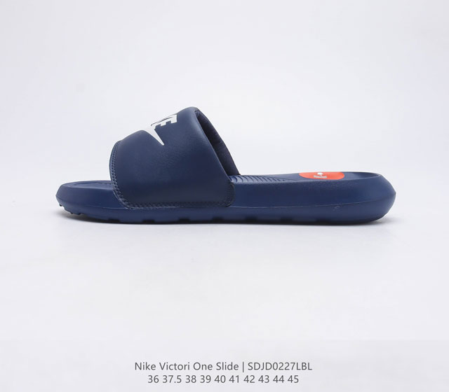 耐克 Nike VICTORI ONE SLIDE 耐克 夏季时尚舒适 高品质 一字拖鞋沙滩鞋拖鞋 采用全新柔软泡棉 响应灵敏 轻盈非凡 打造休闲舒适的穿着体验