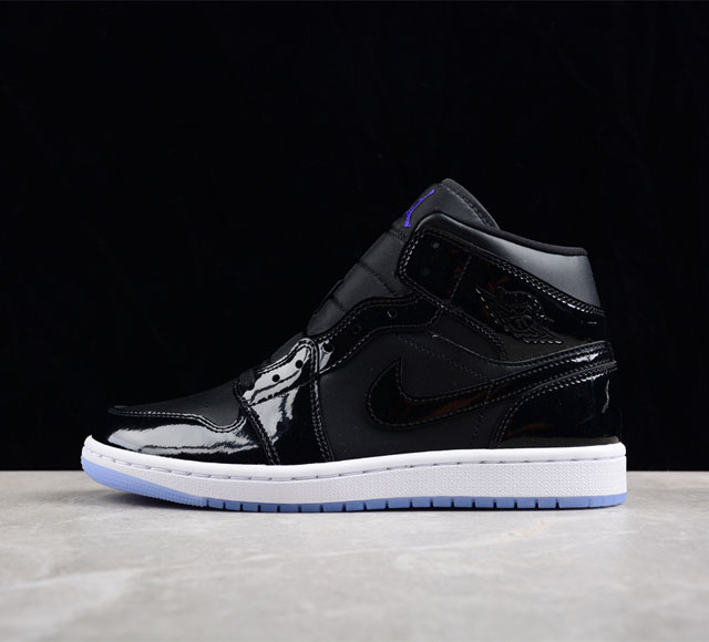 CJ版纯原 Air Jordan 1 Mid S41 42 42.5 43 44 44.5 45 46鞋款采用黑色皮革鞋面 搭配漆皮覆面和网眼鞋舌 黑色鞋