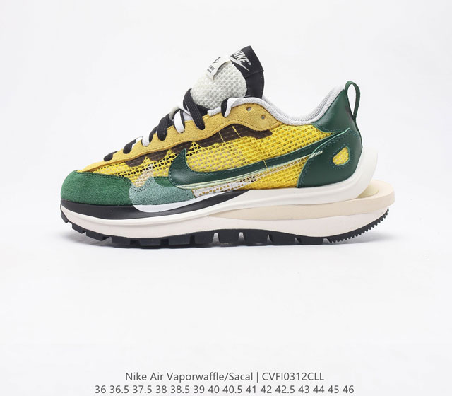 Sacai X NIKe vaporWaffle 华夫三代3.0走秀重磅联名 鞋款由Pegasus与VaporFly两款鞋型的设计元素共同构建 鞋身材质由翻毛