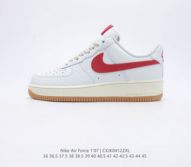 耐克 Nike Air Force 1 07空军一号经典篮球鞋休闲运动鞋 穿上 Air Force 1 07 运动鞋革新经典篮球鞋 助你踢踩跳跺 滑步旋转 自