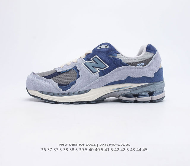 New Balance 2002R 跑鞋 沿袭了面世之初的经典科技 以 ENCAP 中底配以升级版 N-ERGY 缓震物料 鞋面则采用特色的柔软麂皮搭以 Ne