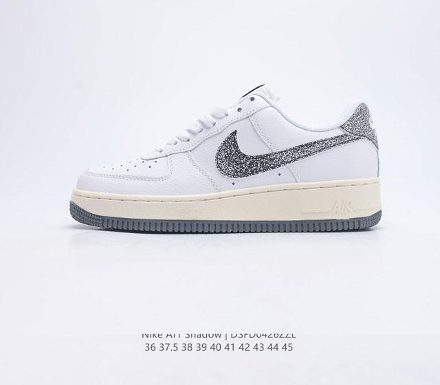 耐克男女士运动鞋 Nike AF1 Shadow 空军一号 轻量增高低帮板鞋拼接解构主义设计休闲运动滑板鞋 此款运动鞋为经典篮球鞋款设计增添趣味 凸显俏皮风格