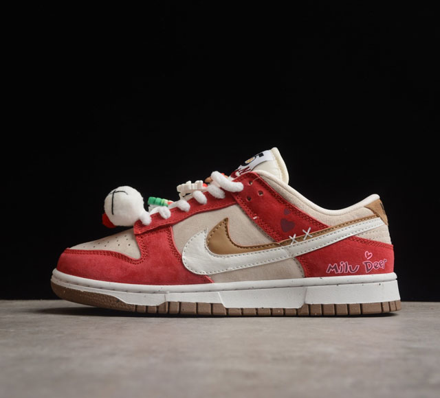 性价版 Nk SB Dunk Low 85 圣诞节限定 SB低帮运动休闲板鞋 DO9457-112 选用经典的Dunk 鞋型 以免子饼干为创作灵感 对鞋款改色