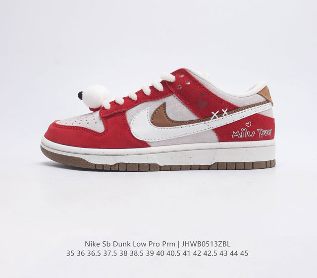 真标 耐克 Nike SB Dunk Low Pro 在跃升成为街头标杆和人气滑板单品之前 早已在学院的硬木球场上展露锋芒 诞生于 1985 年的 Dunk