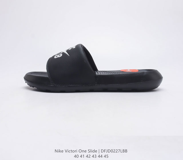 耐克 Nike VICTORI ONE SLIDE 耐克 夏季时尚舒适 高品质 一字拖鞋沙滩鞋拖鞋 采用全新柔软泡棉 响应灵敏 轻盈非凡 打造休闲舒适的穿着体验