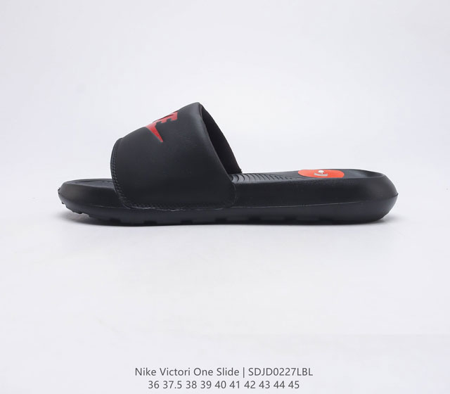 耐克 Nike VICTORI ONE SLIDE 耐克 夏季时尚舒适 高品质 一字拖鞋沙滩鞋拖鞋 采用全新柔软泡棉 响应灵敏 轻盈非凡 打造休闲舒适的穿着体验