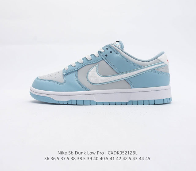 真标 耐克 Nike SB Dunk Low Pro 在跃升成为街头标杆和人气滑板单品之前 早已在学院的硬木球场上展露锋芒 诞生于 1985 年的 Dunk