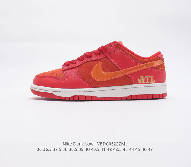 Nike Dunk Low ATL 亚特兰大 SB低帮运动休闲板鞋 鞋款鞋身整体采用大面积红色麂皮与皮革材质拼接呈现 营造出不俗的层次感 侧面的Swoosh则