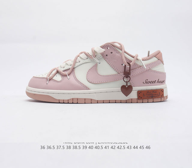 Nike Dunk Low ESS 定制版 玫瑰粉 复古甜心低帮休闲板鞋 鞋款灵感来源于复古女孩 在原鞋的基础上增加解构鞋带 互相呼应的配色 低调且甜蜜 让复