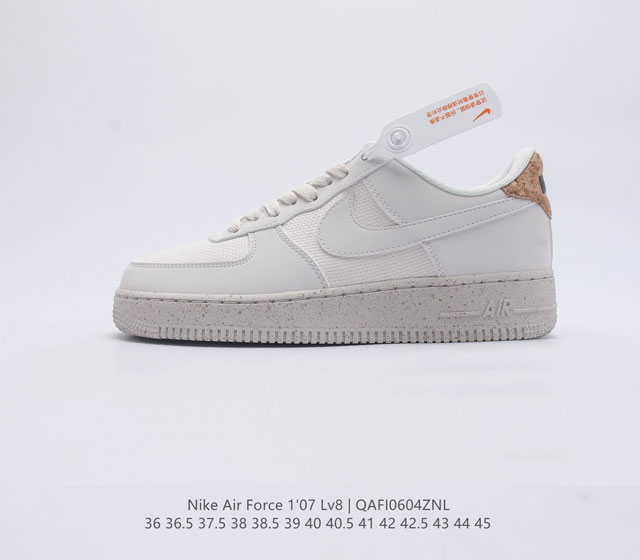 Nike Air Force 1 07 Low Next Nature Cork 环保主题 空军一号低帮休闲板鞋 鞋款以白色作为主色调呈现 与此同时 鞋面材质