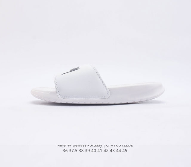 斯图西联名款Stussy x Nike Benassi 拖鞋 一字拖男女凉拖鞋沙滩鞋 一直广受青睐的Nike Sportswear 主打单品搭载了独具特色的鞋款