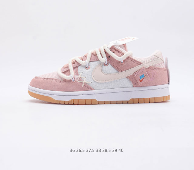 耐克 SB 系列 Nike Dunk Low 运动鞋复古解构绑带板鞋 作为 80 年代经典篮球鞋款 起初专为硬木球场打造 后来成为席卷街头的时尚标杆 现以经典