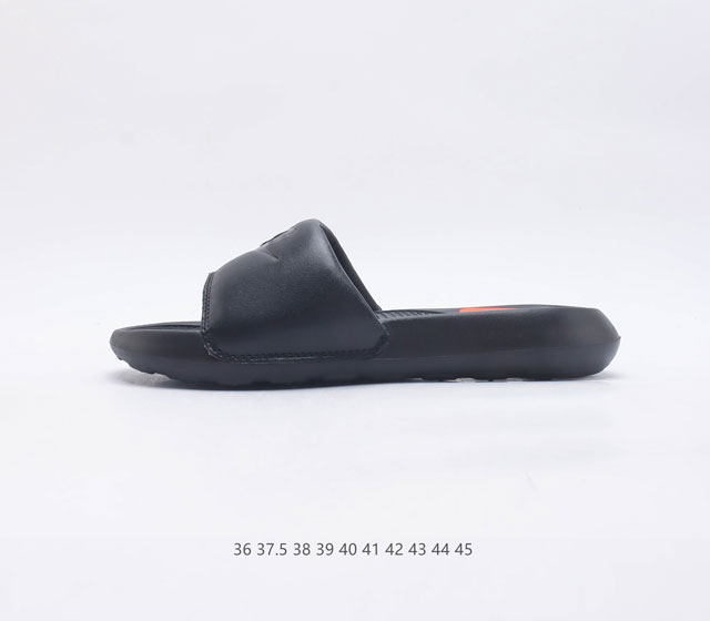 耐克 Nike VICTORI ONE SLIDE 耐克 夏季时尚舒适 高品质 一字拖鞋沙滩鞋拖鞋 采用全新柔软泡棉 响应灵敏 轻盈非凡 打造休闲舒适的穿着体验