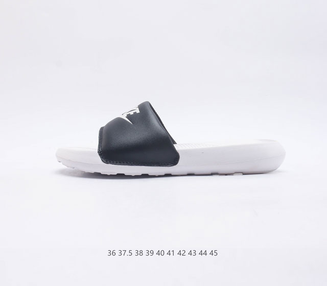 耐克 Nike VICTORI ONE SLIDE 耐克 夏季时尚舒适 高品质 一字拖鞋沙滩鞋拖鞋 采用全新柔软泡棉 响应灵敏 轻盈非凡 打造休闲舒适的穿着体验