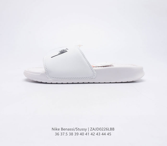 斯图西联名款Stussy x Nike Benassi 拖鞋 一字拖男女凉拖鞋沙滩鞋 一直广受青睐的Nike Sportswear 主打单品搭载了独具