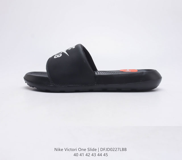 耐克 Nike VICTORI ONE SLIDE 耐克 夏季时尚舒适 高品质 一字拖鞋沙滩鞋拖鞋 采用全新柔软泡棉 响应灵敏 轻盈非凡 打造休闲舒适