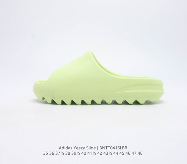 公司级 阿迪达斯 Adidas YEEZY SLIDE 经典运动拖鞋时尚厚底增高男女一字拖鞋 YEEZY SLIDE椰子拖鞋的外观十分吸引人 融合了