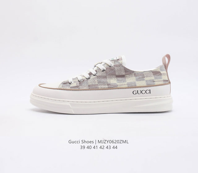 海外高奢 古驰 GUCCI 男士小白鞋 双G棋盘格厚底增高百搭板鞋 面包鞋 运动休闲鞋系列 全套专柜包装物及配件 这款运动鞋采用厚底结构 巧妙运用外观设计