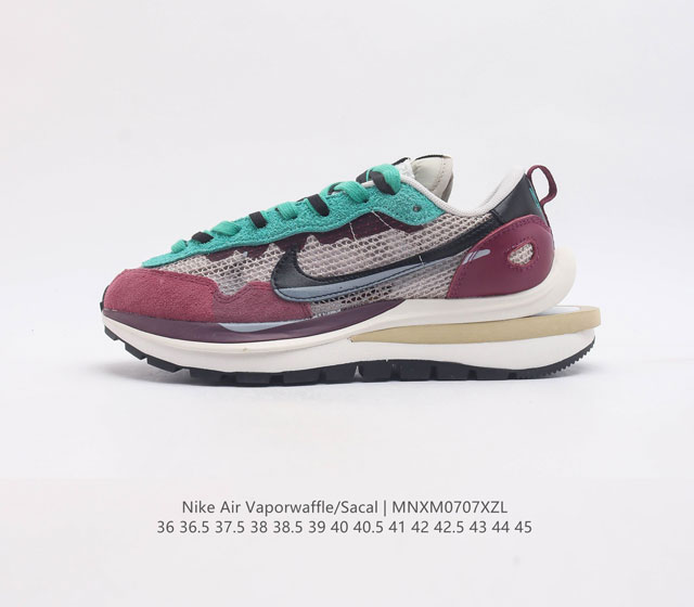 耐克 Sacai X Nike Vaporwaffle 华夫三代3.0 走秀重磅联名 鞋款由pegasus与vaporfly两款鞋型的设计 素共同构建 鞋身材质