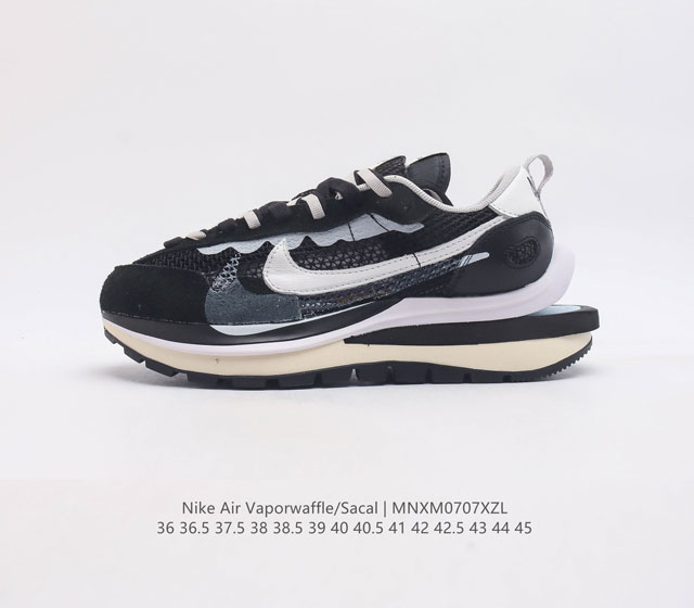 耐克 Sacai X Nike Vaporwaffle 华夫三代3.0 走秀重磅联名 鞋款由pegasus与vaporfly两款鞋型的设计 素共同构建 鞋身材质