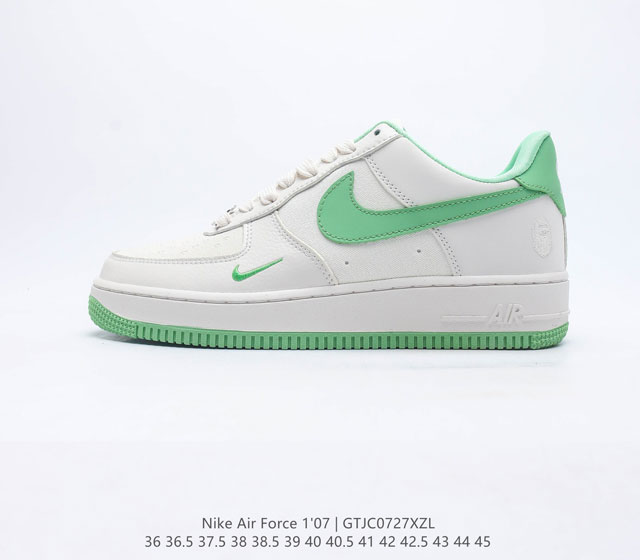 公司级耐克Nike Air Force 1 Low 空军一号低帮百搭休闲运动板鞋。柔软、弹性十足的缓震性能和出色的中底设计，横跨复古与现代的外型结合，造就出风靡