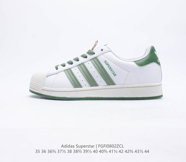 Adidas Samba OG 三叶草 Adidas 近70年的经典Samba OG 修长的鞋楦,略微尖尖的鞋头,翻毛皮的鞋头拼接,这些我们都看得到的元素正是